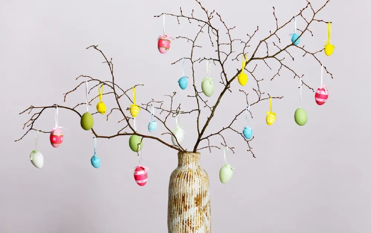 A Páscoa é uma festa colorida que simboliza a alegria da ressurreição.